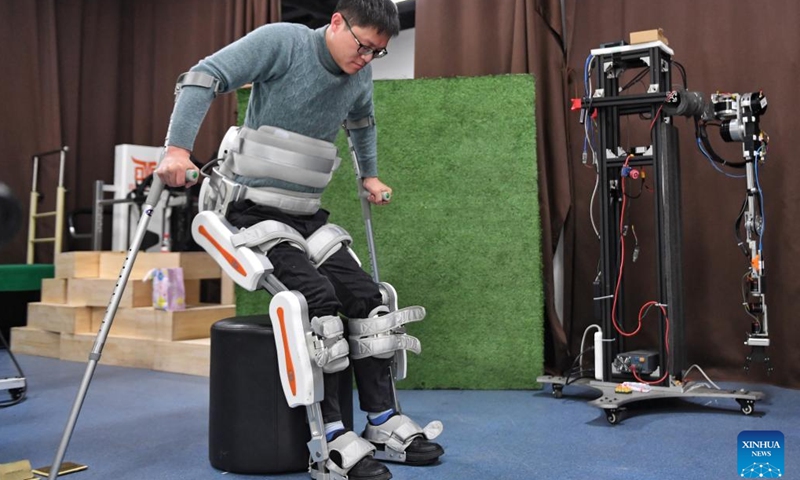 A paraplegic stands up with the help of an exoskeleton robot developed by the Robotics Research Center at University of Electronic Science and Technology of China (UESTC) in Chengdu, southwest China's Sichuan Province, March 6, 2023.(Photo: Xinhua)