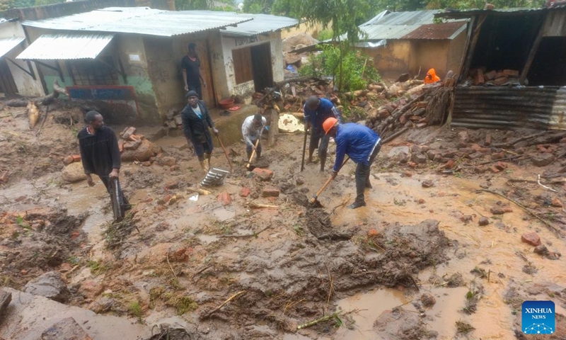 Rescuers clear the mud in Chilobwe, Blantyre, Malawi, on March 13, 2023. The death toll from Tropical Cyclone Freddy in Malawi reached 99 Monday evening with 85 deaths recorded in the commercial city of Blantyre alone, authorities have confirmed.(Photo: Xinhua)