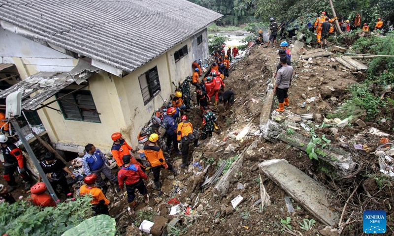 Search and rescue team members victims after a landslide hit Empang village in Bogor, West Java, Indonesia, March 15, 2023.(Photo: Xinhua)