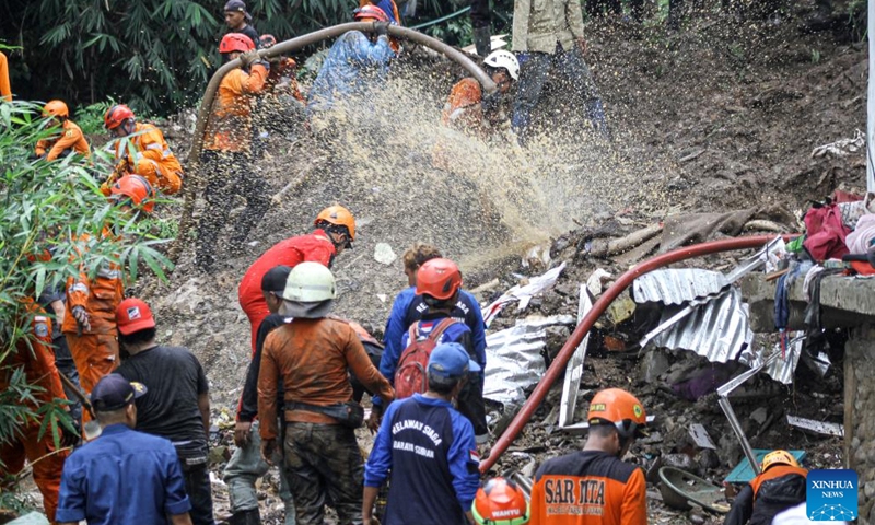 Search and rescue team members look for victims after a landslide hit Empang village in Bogor, West Java, Indonesia, March 15, 2023.(Photo: Xinhua)