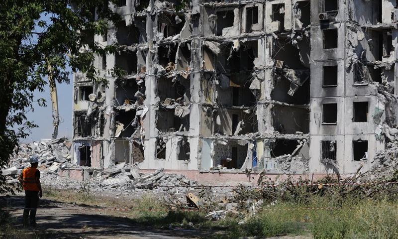 A damaged building is in demolition process in Mariupol, Aug. 23, 2022.(Photo: Xinhua)