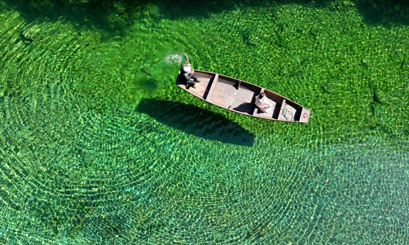 This aerial photo taken on March 14, 2023 shows tourists enjoying boat rides in the Pingshan canyon, a tourist attraction famous for its limpid water, in Hefeng County, Enshi Tujia and Miao Autonomous Prefecture, central China's Hubei Province.(Photo: Xinhua)