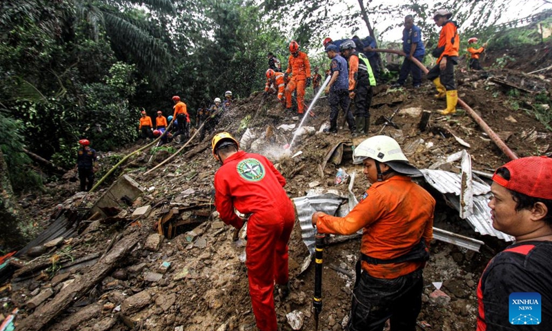 Search and rescue team members look for victims after a landslide hit Empang village in Bogor, West Java, Indonesia, March 15, 2023.(Photo: Xinhua)