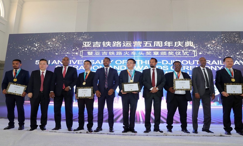 Perwakilan dari China, Ethiopia dan Djibouti berpose untuk foto selama upacara untuk merayakan ulang tahun kelima Kereta Api Ethiopia-Djibouti di Addis Ababa, Ethiopia pada 8 Maret.