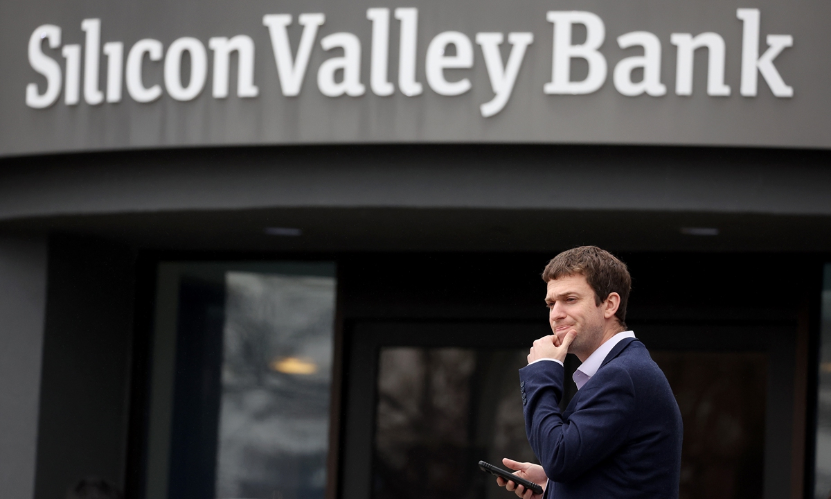 A customer stands outside of a shuttered Silicon Valley Bank (SVB) headquarters on March 10, 2023 in Santa Clara, California.?Photo: VCG