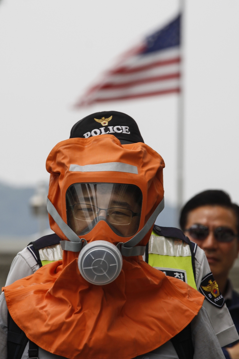 A protestor in a hazmat mask joins demonstrations near the US Embassy in Seoul, South Korea on May 29, 2015, after live anthrax bacteria samples were shipped from a US army facility to several labs globally, including a US base in South Korea. Photo: VCG