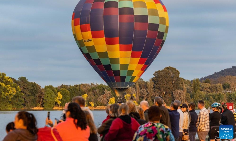 A hot air balloon flies over the Lake Burley Griffin during the annual Canberra Balloon Spectacular festival in Canberra, Australia, March 12, 2023. The annual Canberra Balloon Spectacular festival, a hot air balloon festival, is held this year from March 11 to 19. (Photo:Xinhua)