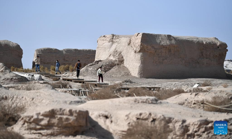 Tourists visit the ruins of Suoyang City in Guazhou County, northwest China's Gansu Province, on March 16, 2023. The site of Suoyang City was one of the locations along the Routes Network of Chang'an-Tianshan Corridor of the Silk Road, which was inscribed on the UNESCO World Heritage List in 2014.(Photo: Xinhua)
