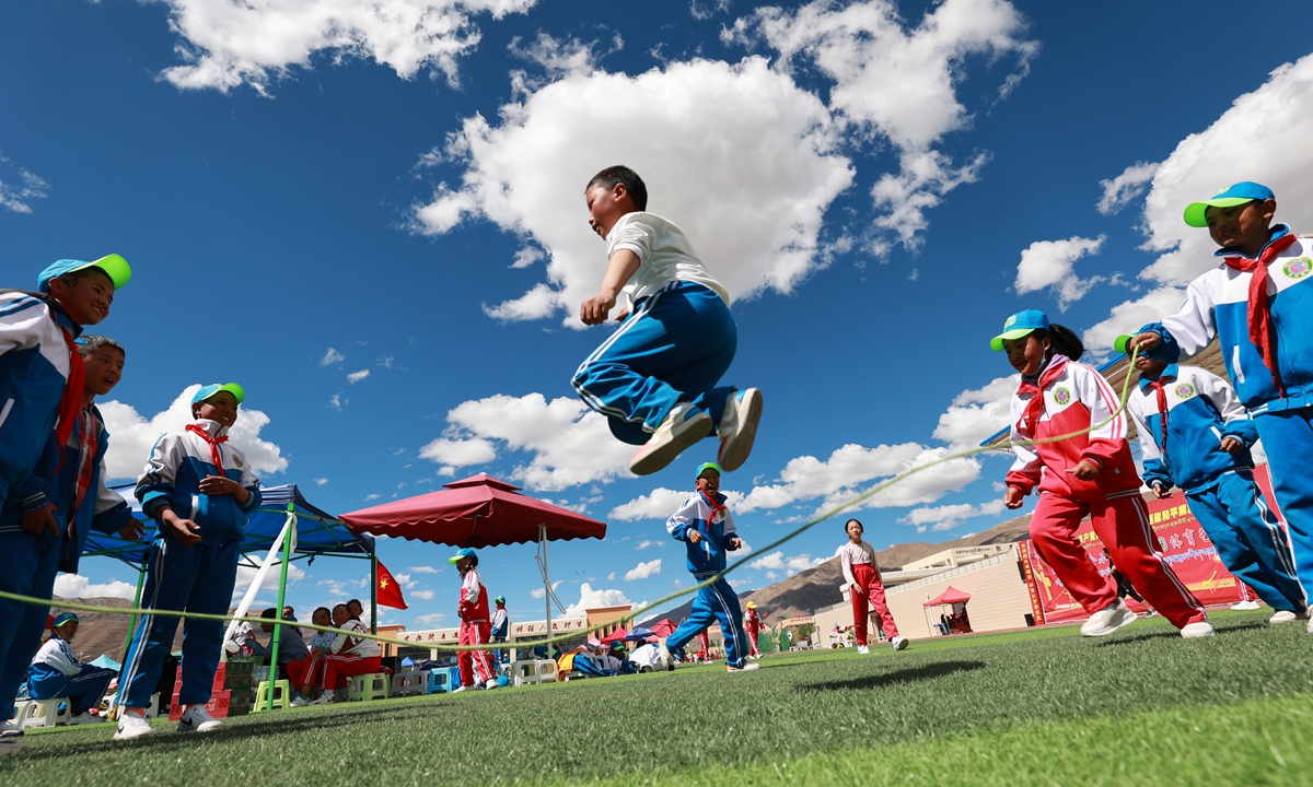 Primary school students practice jumping rope in Shannan Prefecture, Xizang Autonomous Region on June 15, 2021. Photo: VCG