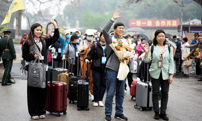 Chinese tourists waved to the Vietnamese staff at the Huu Nghi International Border Gate in northern Vietnam's Lang Son province, on March 15, 2023.(Photo: Xinhua)