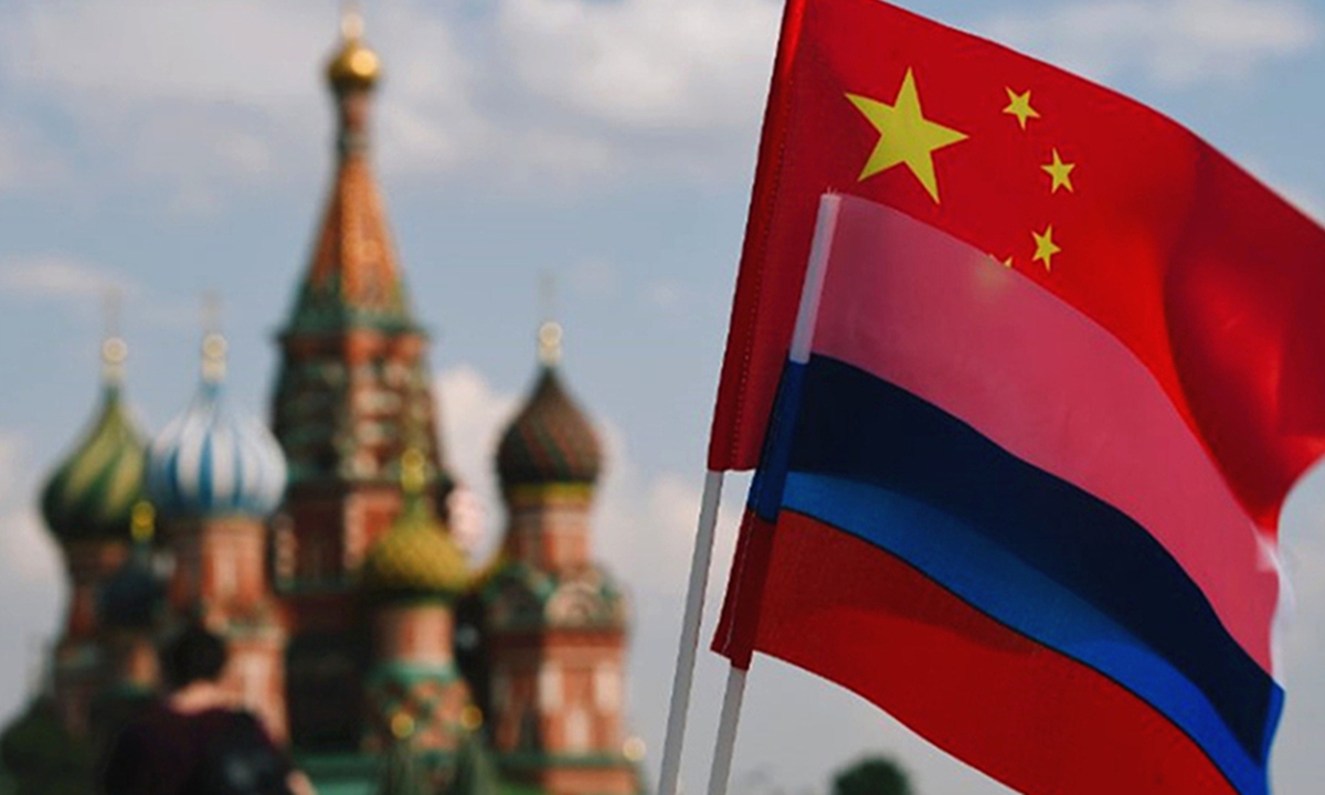 Les drapeaux nationaux de la Chine et de la Russie sont visibles sur la Place Rouge de Moscou. Photo : Xinhua