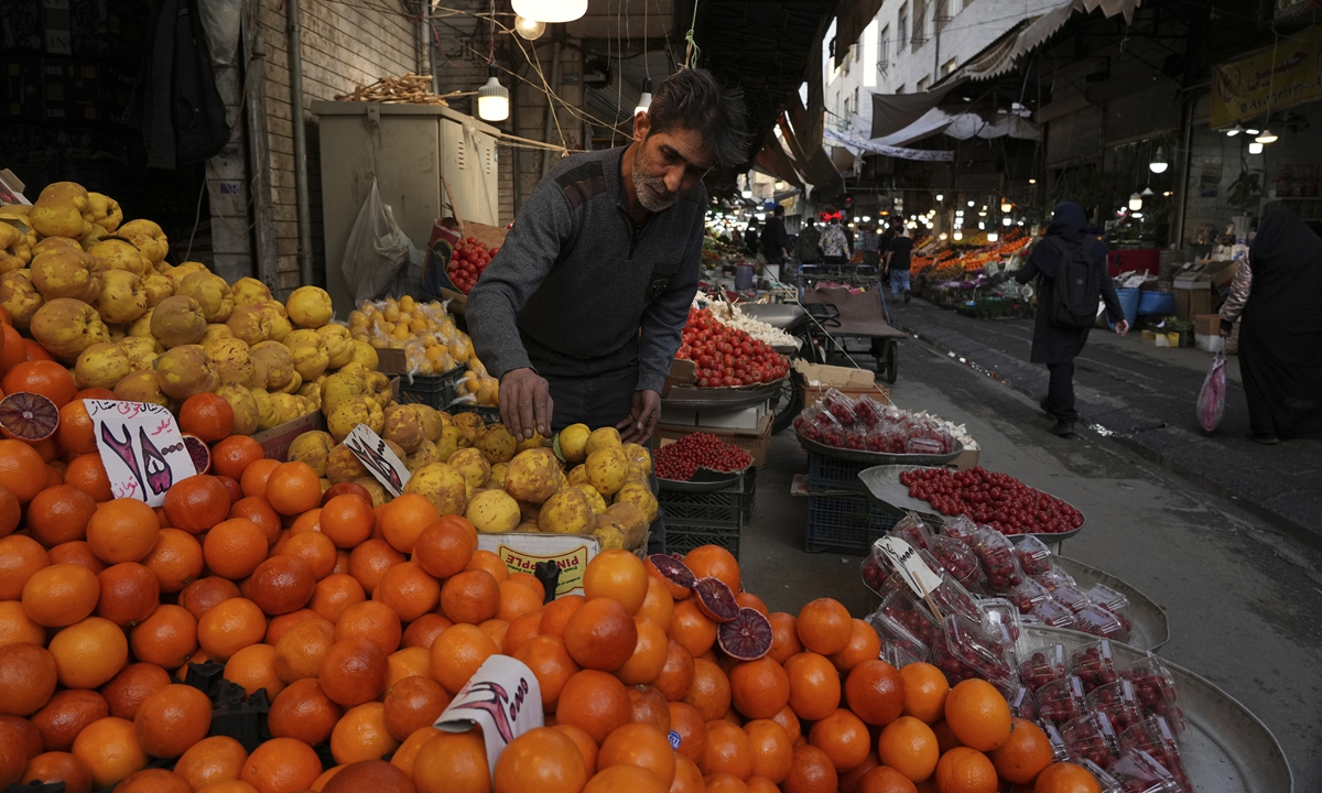 An Iranian vendor places fruites in a market on March 15, 2023. Photo: VCG