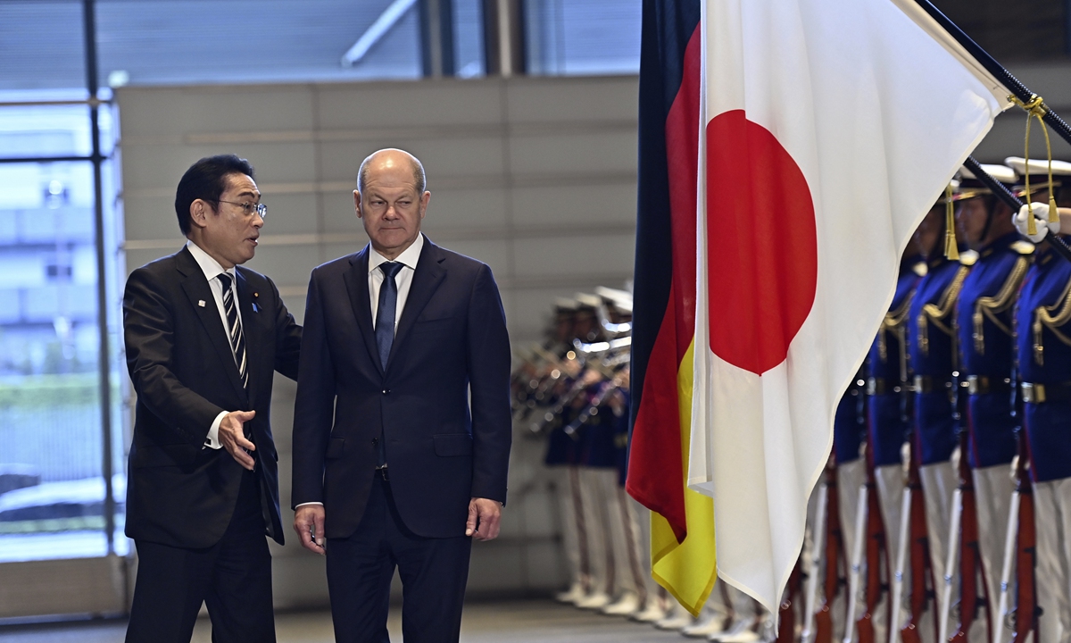 German Chancellor Olaf Scholz (right) and Japan's Prime Minister Fumio Kishida attend an honor guard welcoming ceremony at the prime minister's official residence in Tokyo Saturday, March 18, 2023. Photo: VCG