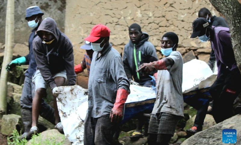 People carry a body during search and rescue work in Blantyre, Malawi, March 17, 2023. More bodies have been recovered in Malawi's southern region hit by Cyclone Freddy, bringing the total death toll to at least 438 as of 09:00 p.m. local time (1900 GMT) Friday, said the country's Department of Disaster Management Affairs. The death toll rose from Thursday's 326, said the department in its fifth update. (Photo:Xinhua)