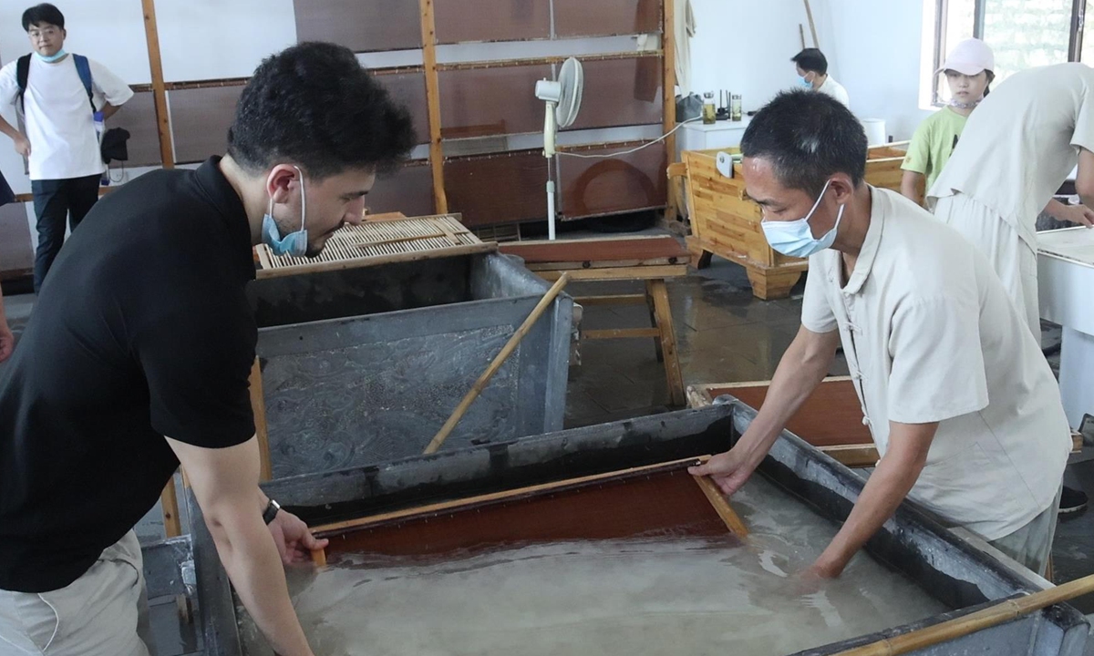 An Egyptian teacher (left) makes Xuan paper (rice paper). Photo: Courtesy of Zhang Lijun