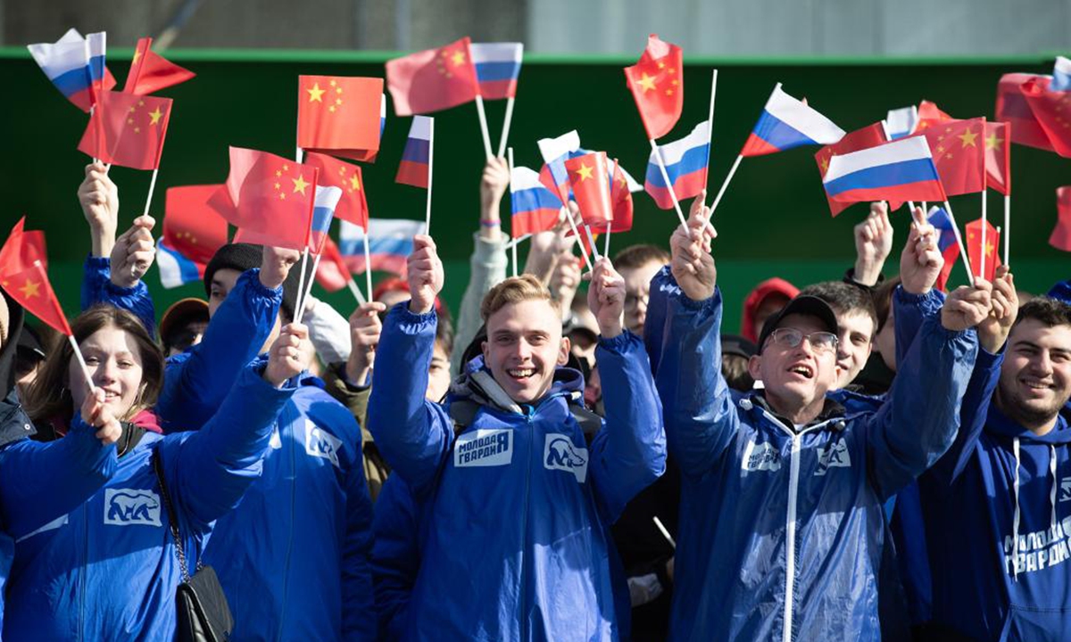 Russian youths, Chinese students, employees of Chinese enterprises and overseas Chinese enthusiastically wave the national flags of China and Russia near the hotel where Chinese leaders were staying on March 21, 2023 in Moscow. People cheered as they chanted Warm welcome. Photo: Xinhua