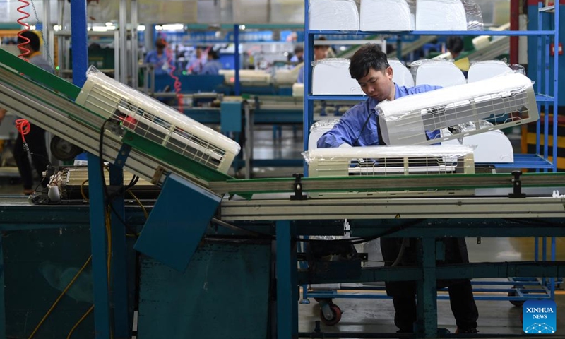 A man works at a workshop of Midea Group in Guangzhou, south China's Guangdong Province, March 3, 2023. In recent years, south China's Guangdong Province has accelerated intelligent and digital transformation of manufacturing industry to promote high-quality development. Up to now, there are 67,000 industrial enterprises above the designated size and 69,000 high-tech enterprises in the province.(Photo: Xinhua)