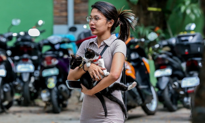 A woman carries her pet cats to receive free rabies vaccination during the national rabies awareness month in Quezon City, the Philippines, March 20, 2023.(Photo: Xinhua)