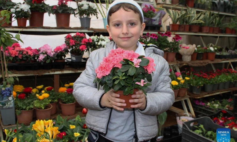 A boy chooses flowers for Mother's Day in Hasbaya, southern Lebanon, March 20, 2023. The locals celebrate Mother's Day on March 21. (Photo: Xinhua)