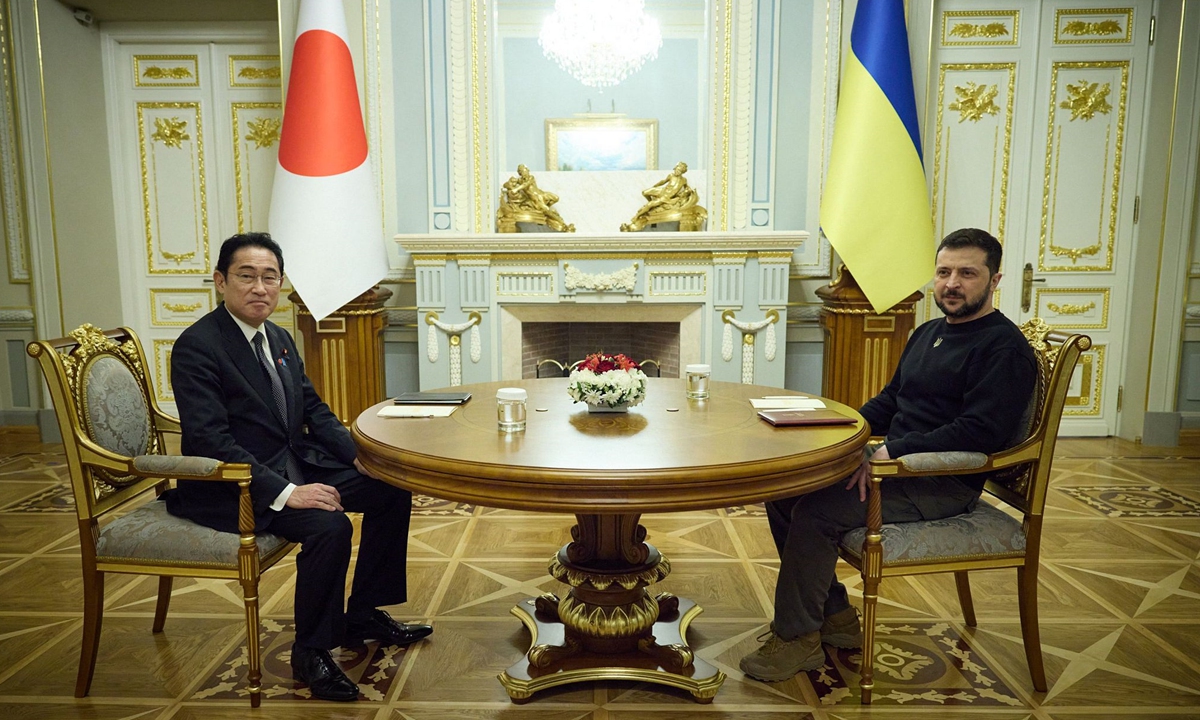 Ukrainian President Volodymyr Zelensky (right) and Japan's Prime Minister Fumio Kishida posing during a meeting at Mariinsky Palace in Kiev. Photo: VCG