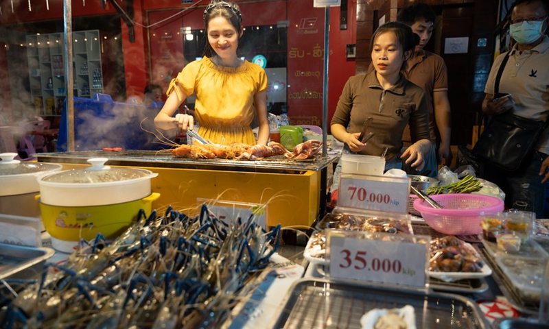 Vendors sell food at a night market in Vientiane, Laos on March 14, 2023.(Photo: Xinhua)