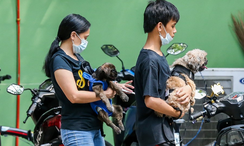 People take their pet dogs to receive a free rabies vaccination during the national rabies awareness monthin Quezon City, the Philippines, March 20, 2023.(Photo: Xinhua)