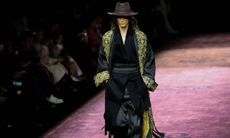 A model presents a creation of HEMU during the 2023 Autumn/Winter Shanghai Fashion Week in east China's Shanghai, March 26, 2023. (Xinhua/Xin Mengchen)