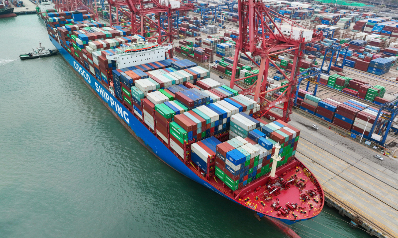 Большой контейнеровоз Cosco Shipping Lotus пришвартовался к терминалу порта Ляньюньган в Ляньюньгане, провинция Цзянсу, Восточный Китай, 5 апреля 2023 года. В первом квартале этого года грузооборот порта Ляньюньган составил 1,459 млн стандартных контейнеров в годовом исчислении годовой рост на 15,5 процента, показала официальная статистика.  Фото: ВКГ