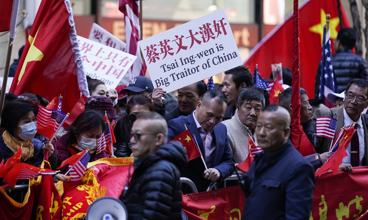 Chinese nationals hold a board saying Tsai Ing-wen is big traitor of China to protest Tsai's transit trip on March 29, 2023 outside the hotel where she was staying in Manhattan, New York. Photo: VCG