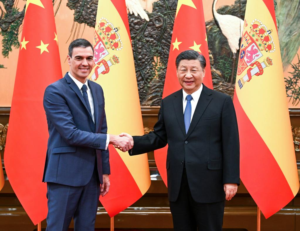 El presidente chino, Xi Jinping, se reúne con el primer ministro español, Pedro Sánchez, en Beijing, capital de China, el 31 de marzo de 2023. Foto:Xinhua