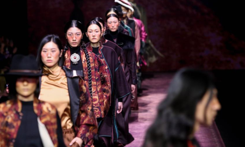 Models present creations of HEMU during the 2023 Autumn/Winter Shanghai Fashion Week in east China's Shanghai, March 26, 2023. (Xinhua/Xin Mengchen)