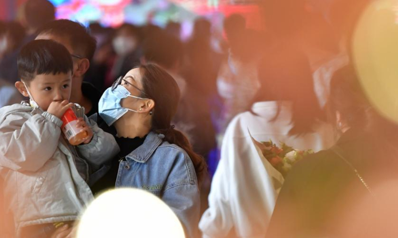 People visit a night market in Lanzhou, northwest China's Gansu Province, March 25, 2023. Lanzhou has been continuously promoting its night economy and enriching night consumption forms. The recently-opened night market, featuring the Silk Road cuisine, song and dance, fashion and history, has become an attraction to lots of citizens and tourists. (Xinhua/Chen Bin)