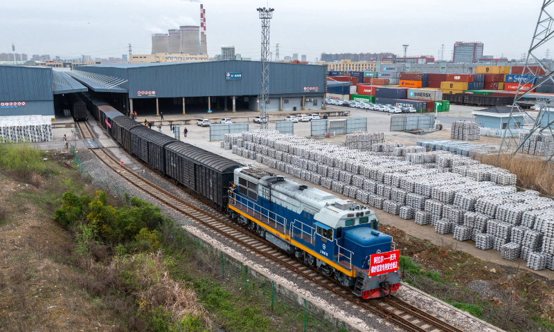 A freight train carrying 1,440 tons of cotton yarn arrives at Changxing South Railway Station in Huzhou, East China's Zhejiang Province on March 24, 2023. The train headed from Aral, Northwest China's Xinjiang Uygur Autonomous Region, which is 5,000 kilometers away. Yarns will be used in textile processing clothing in the Yangtze River Delta to meet market demand. Photo: cnsphoto