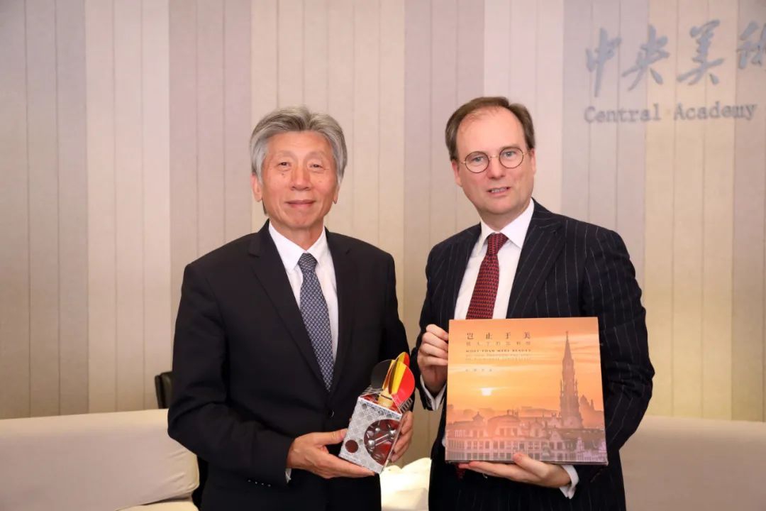 Belgian Ambassador Jan Hoogmartens (right) takes a picture with Fan Dian on March 14. Photo: Courtesy of Embassy of Belgium in China 