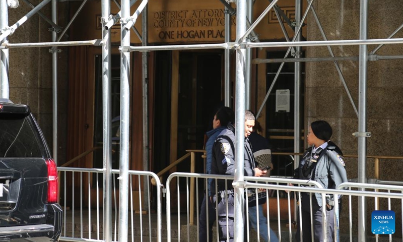 Policemen stand guard at an entrance of the Manhattan District Attorney's Office in New York, the United States, on March 21, 2023. Law enforcement in New York City stepped up security measures in sensitive areas after former U.S. President Donald Trump recently suggested that he would be arrested on Tuesday and called for his supporters to stage protests.(Photo: Xinhua)
