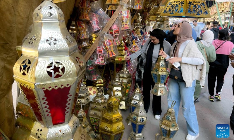 People select lanterns at a market ahead of Ramadan in Cairo, Egypt, on March 21, 2023.(Photo: Xinhua)