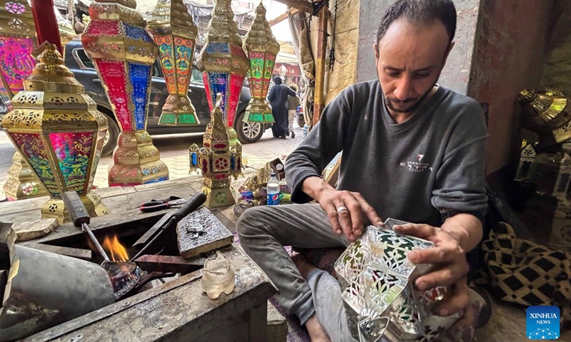 A man makes a Ramadan lantern at his workshop in Cairo, Egypt, on March 21, 2023.(Photo: Xinhua)