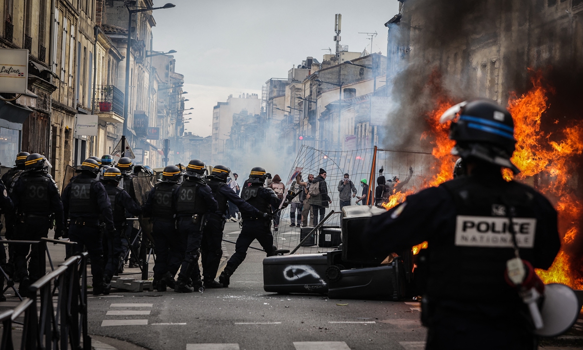 

Protesters clash with French riot police during a demonstration, a week after the government pushed a pension reform through parliament without a vote, using article 49.3 of the constitution, in Bordeaux, on March 23, 2023. More than a million people took to the streets across France on Thursday with protests turning violent in some areas. Photo: VCG