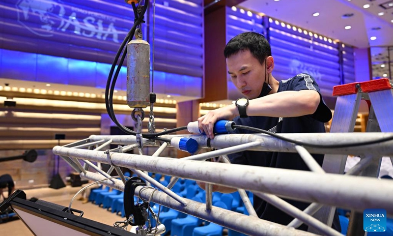 A staff member works at the Boao Forum for Asia (BFA) International Conference Center in Boao, south China's Hainan Province, March 24, 2023. The BFA will hold its annual conference from March 28 to 31 in Boao, a coastal town in China's island province of Hainan. (Photo:Xinhua)