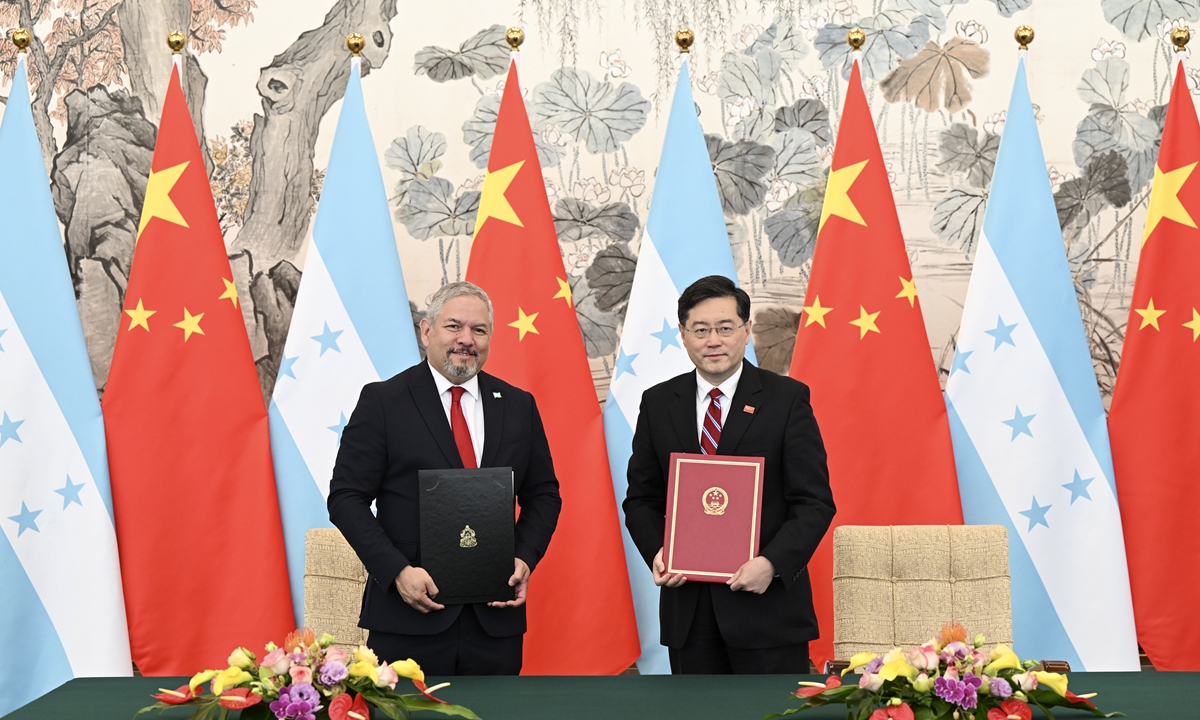 Chinese State Councilor and Foreign Minister Qin Gang (right) and Honduras Foreign Minister Eduardo Enrique Reina hold copies of Joint Communiqué on the Establishment of Diplomatic Relations and pose for photos following the establishment of diplomatic relations between the two countries, at a ceremony in the Diaoyutai State Guesthouse in Beijing on March 26, 2023. Photo:Xinhua