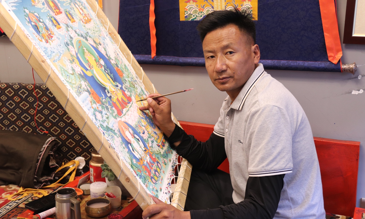 Thangka painter Phurbu Tsering is working on a new drawing. Photo: Cao Siqi/Global Times 