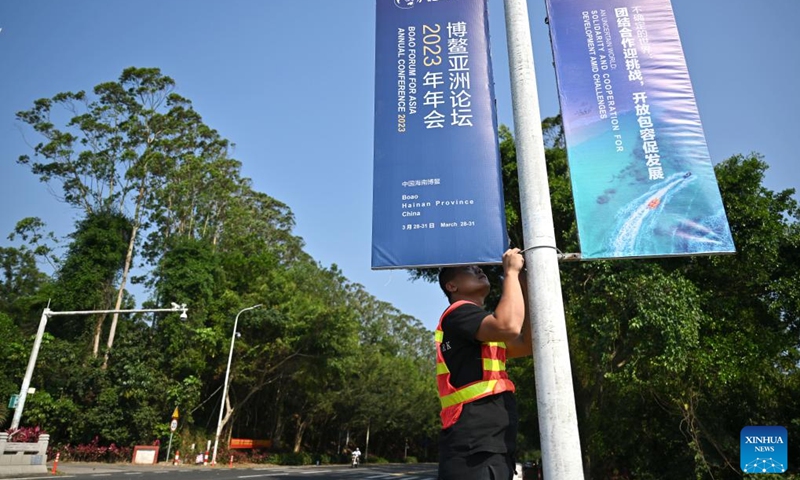 A staff member hangs posters for the Boao Forum for Asia (BFA) Annual Conference 2023 in Boao, south China's Hainan Province, March 23, 2023. The BFA will hold its annual conference from March 28 to 31 in Boao, a coastal town in China's island province of Hainan. (Photo:Xinhua)