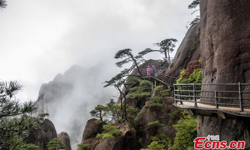 Sanqing Mountain, a world natural heritage site, is surrounded by a sea of clouds, looking like an ink wash painting in Shangrao, east China's Jiangxi Province. (Photo/VCG)