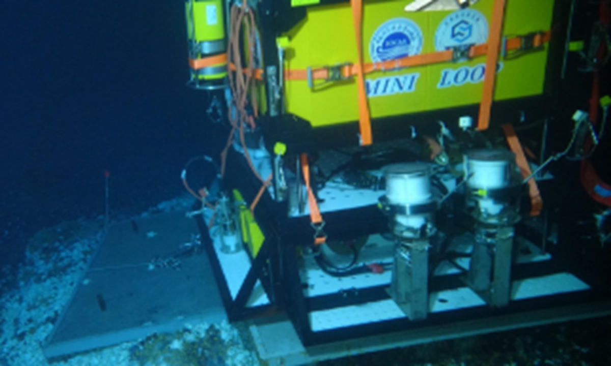 The lander-based deep-sea multi-channel Raman spectroscopy system conducts operation in the deep-sea cold seep. Photo: Courtesy of Institute of Oceanology, Chinese Academy of Sciences