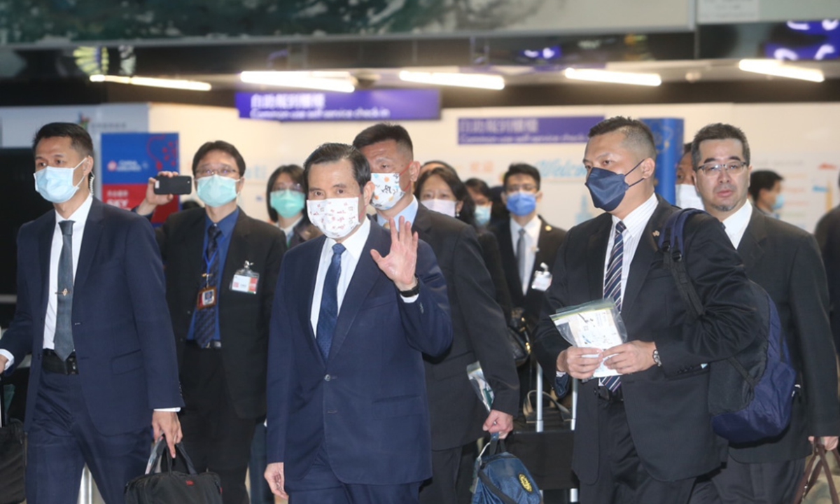 Ma Ying-jeou (center) leaves Taipei to Shanghai on Monday.Photo: chinatimes.com