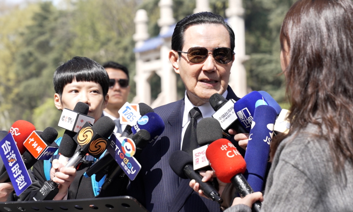 Former Taiwan regional leader Ma Ying-jeou pays a visit to the Dr. Sun Yat-sen Mausoleum in Nanjing and is welcomed by visitors March 28, 2023. Photo: from Shenzhen TV.