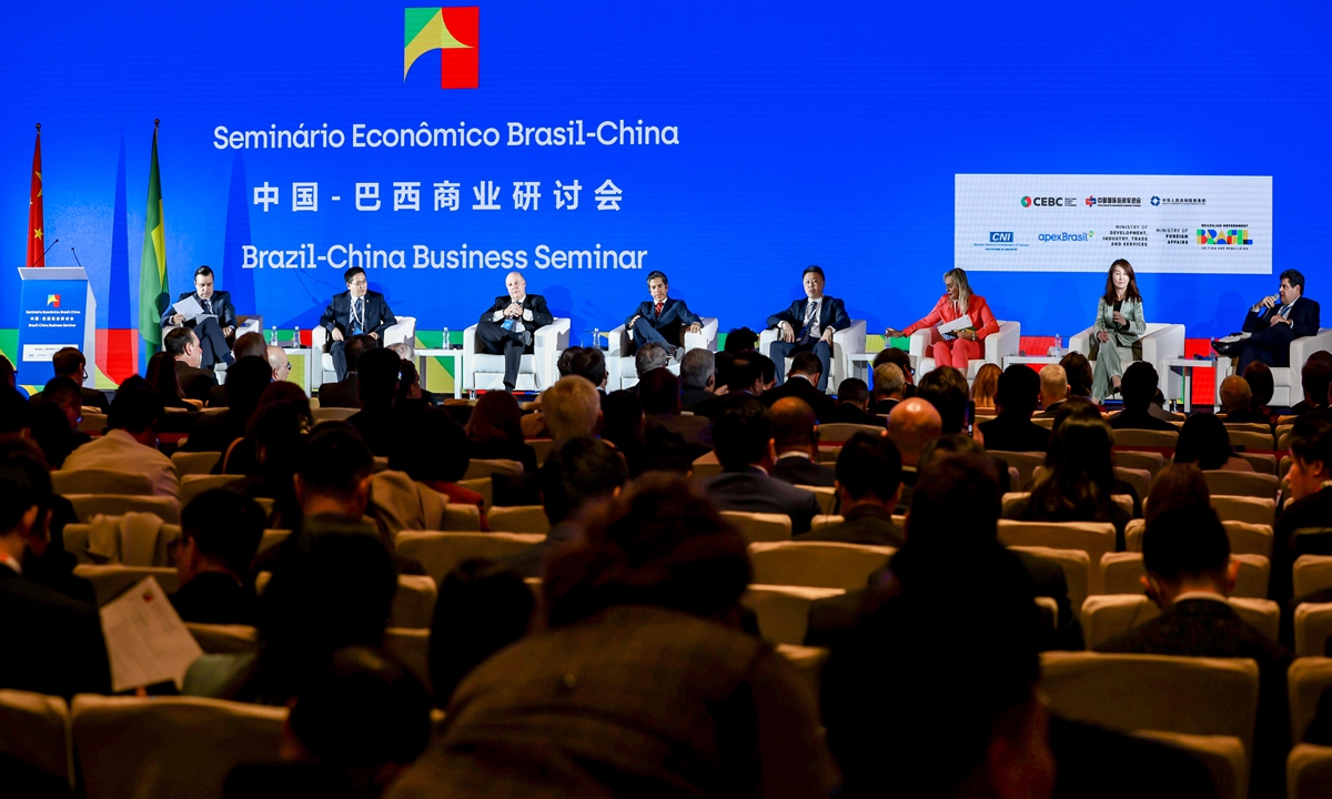 Representantes da indústria da China e do Brasil em painel de discussão no Simpósio Empresarial Brasil-China Foto: Cortesia da CCIIP