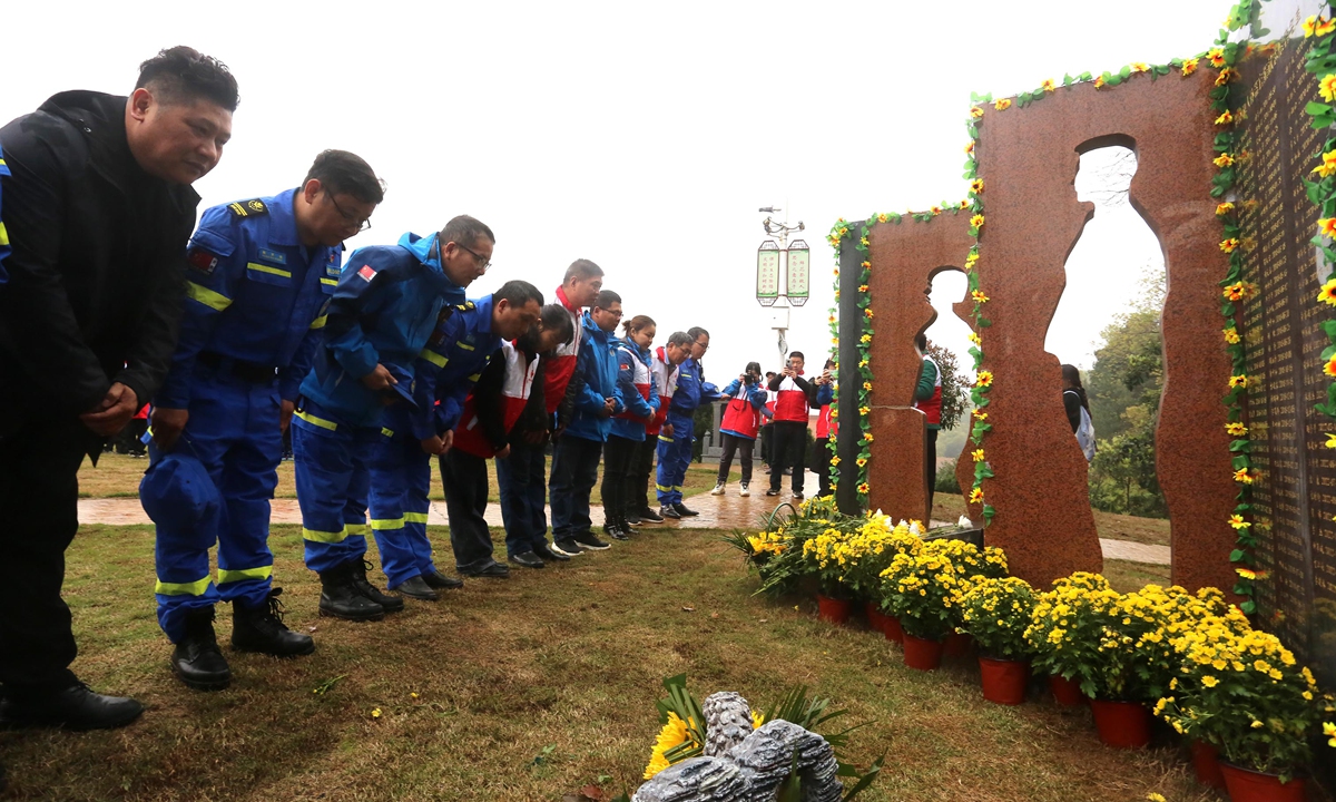 Volunteers bow in silence and send thoughts and prayers to the deceased on March 29, 2023, at an organ donation memorial service in Loudi, Central China's Hunan Province, ahead of the Qingming Festival. Since Loudi launched an organ donation program in 2013, the total number of registered organ donors has reached 9,155. Photo: VCG
