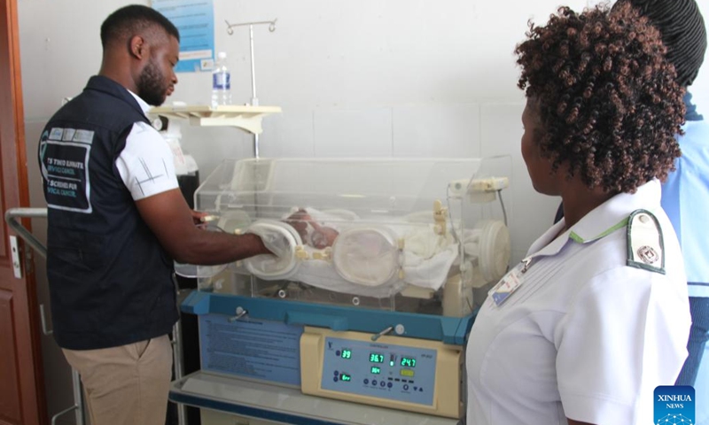 Marondera District Medical Officer Delight Madoro (L) inspects a new-born baby in an incubator at Mahusekwa Hospital in Mahusekwa, Mashonaland East Province, Zimbabwe, on March 24, 2023. (Photo:Xinhua)