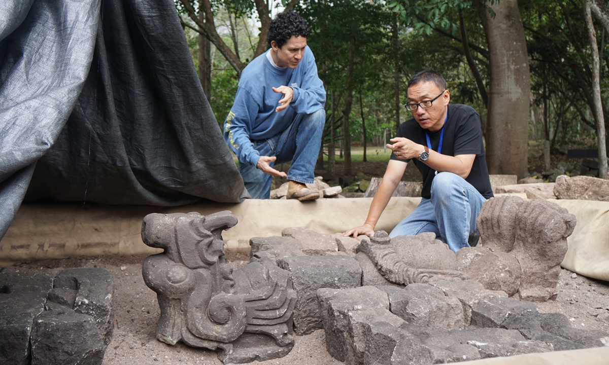 Chinese archaeologist Li Xinwei (right) talks to a Honduran expert. Photo: Courtesy of Li Xinwei